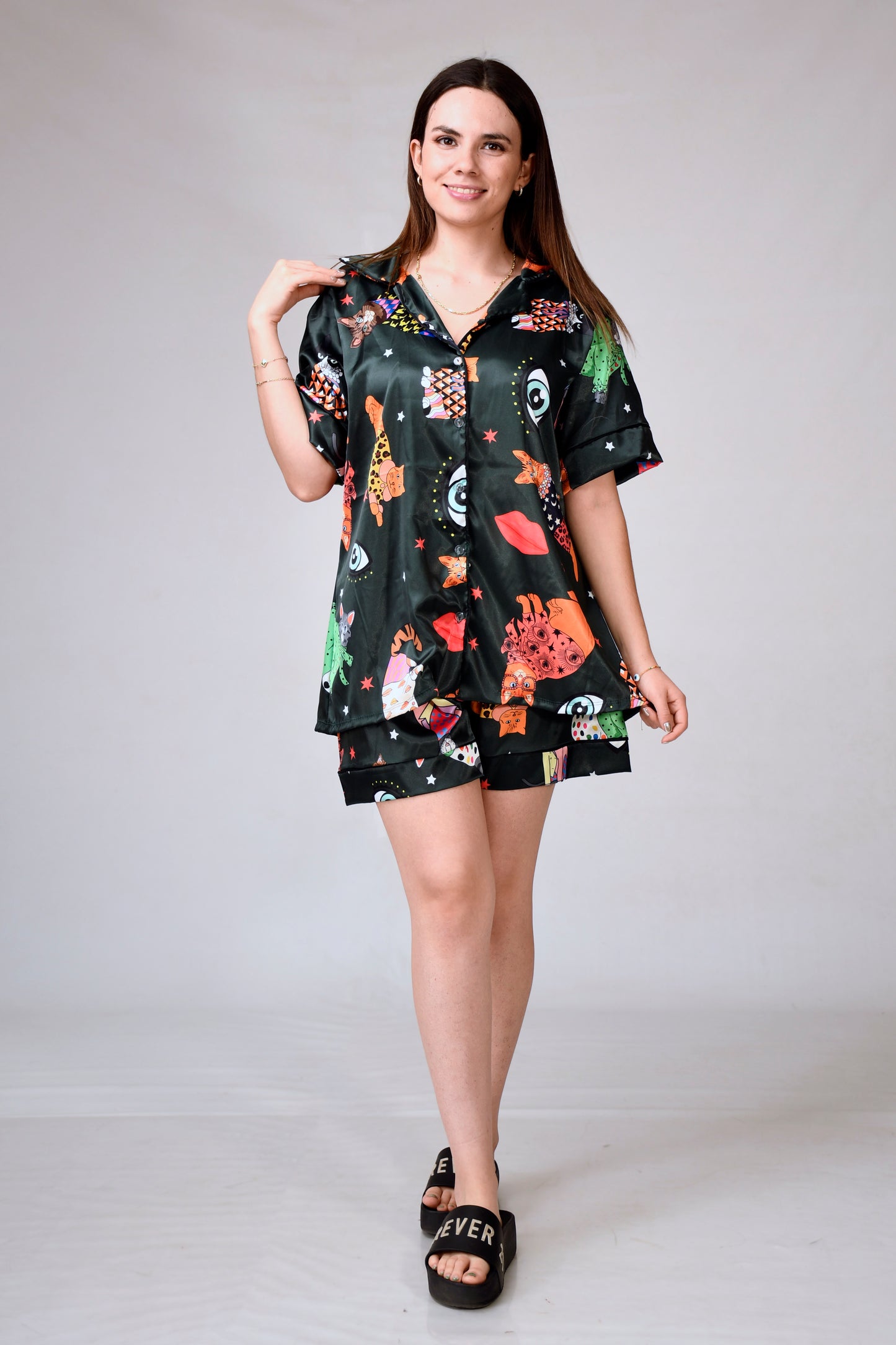 Conjunto Pijama en Tela Satín Unitalla – Elegancia y Comodidad para tu Descanso