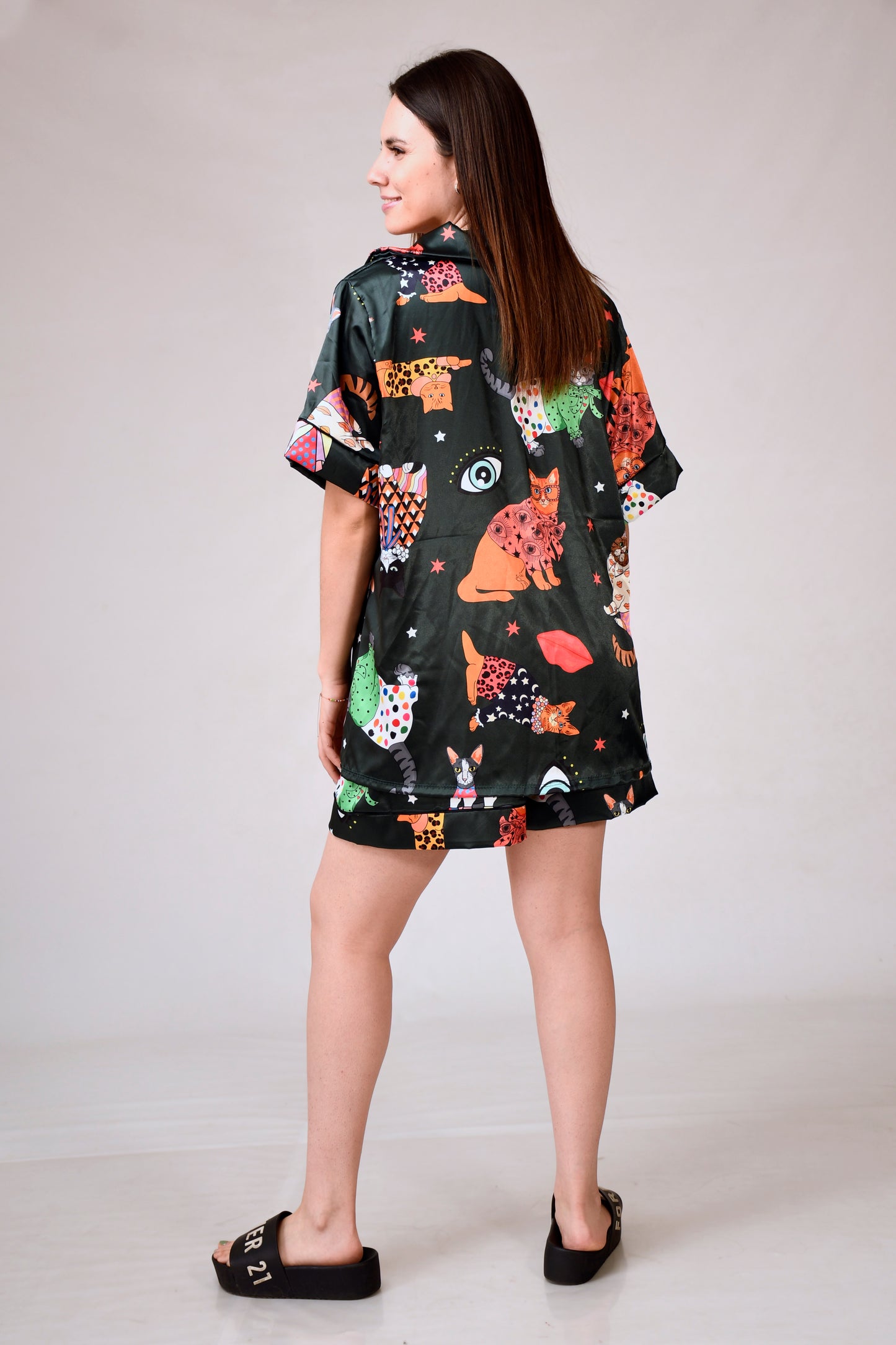 Conjunto Pijama en Tela Satín Unitalla – Elegancia y Comodidad para tu Descanso