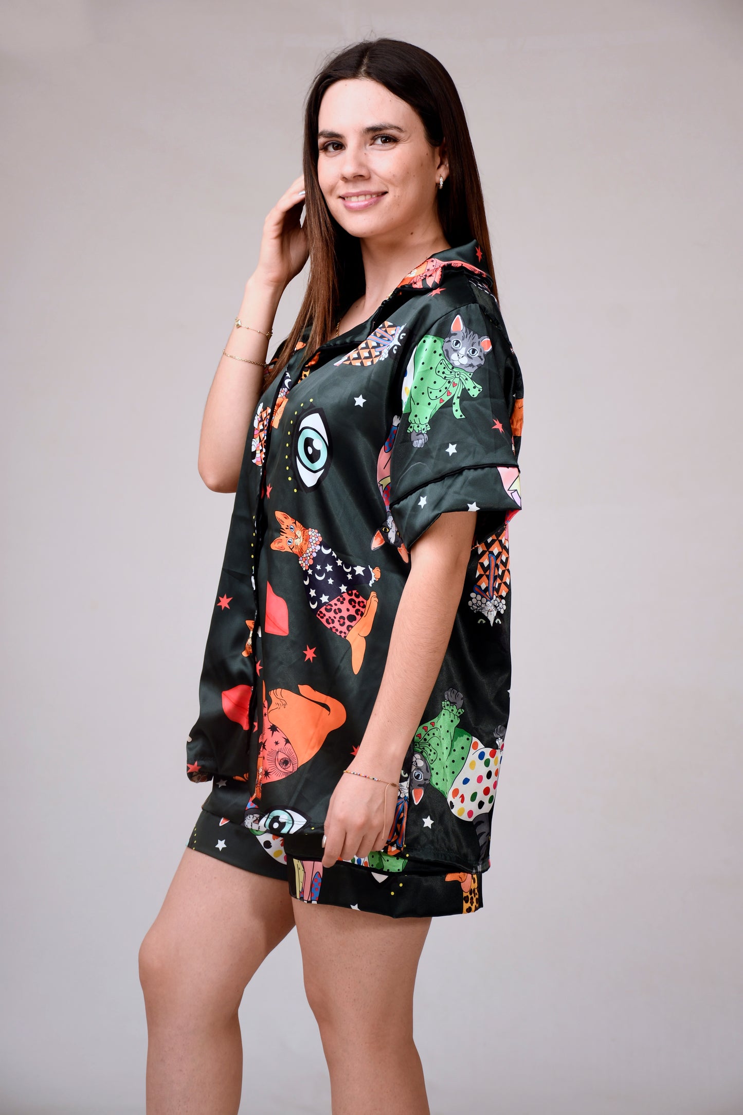 Conjunto Pijama en Tela Satín Unitalla – Elegancia y Comodidad para tu Descanso