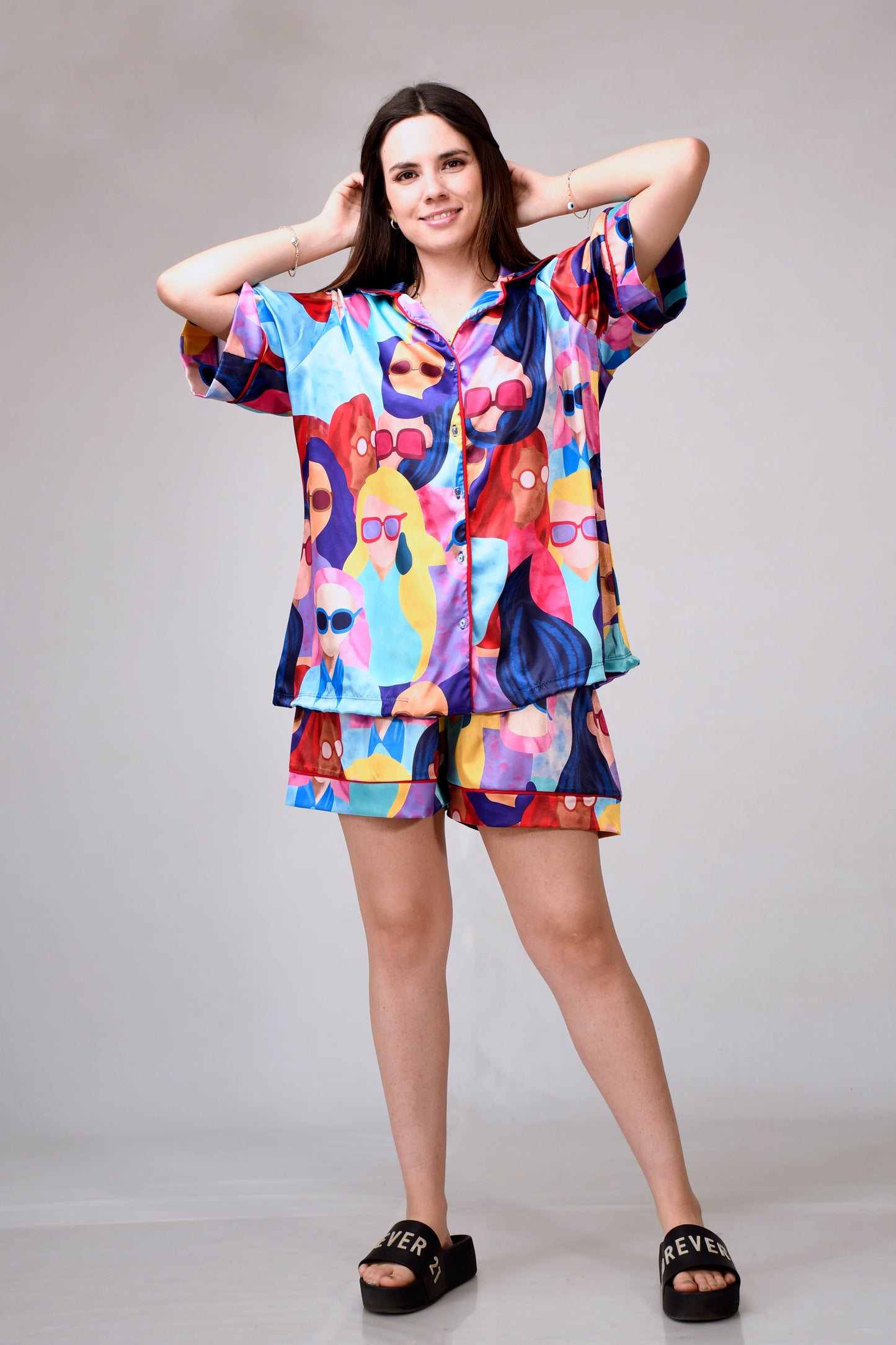 Conjunto Pijama en Tela Satín Unitalla – Elegancia y Comodidad para tu Descanso