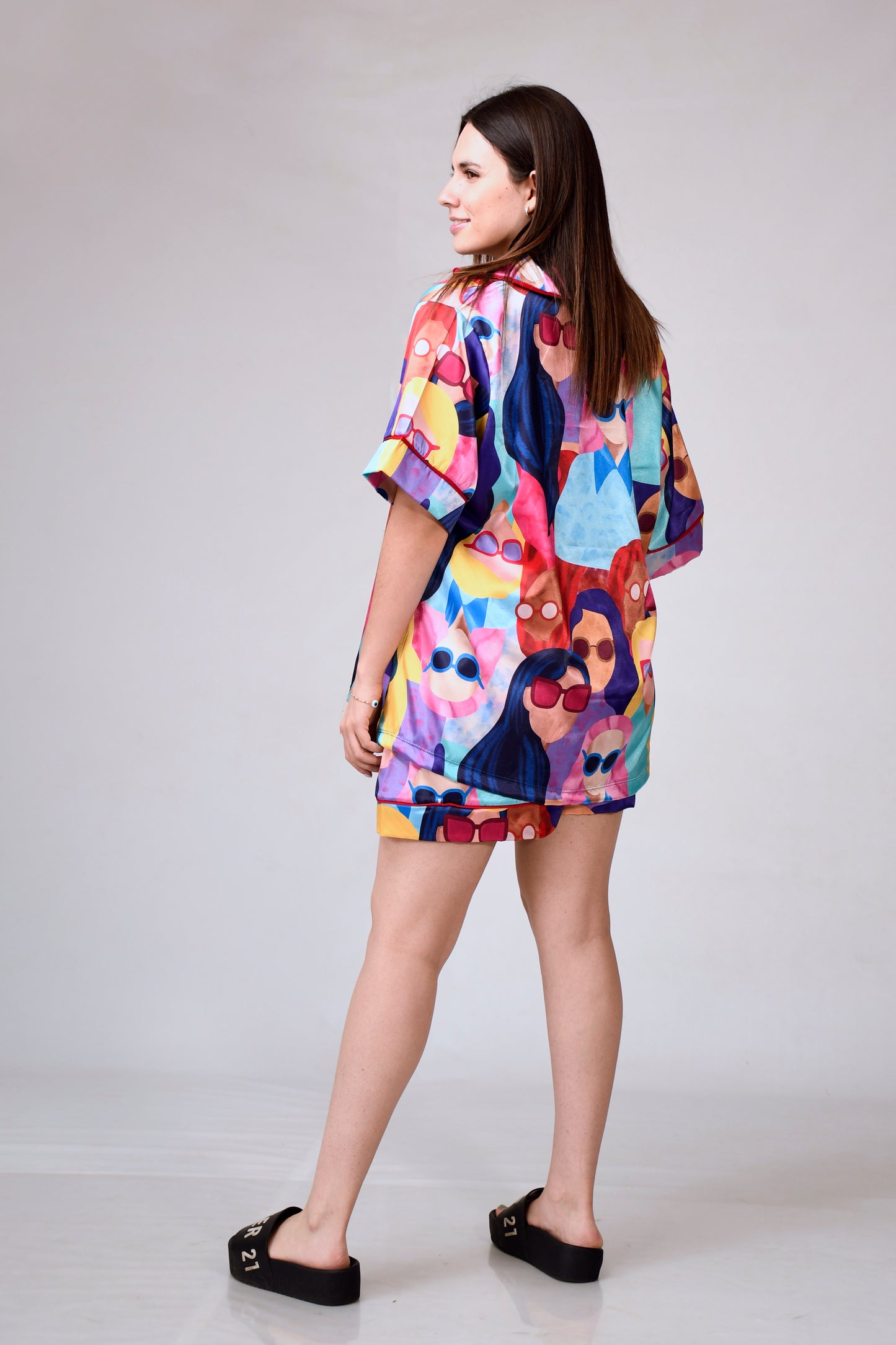 Conjunto Pijama en Tela Satín Unitalla – Elegancia y Comodidad para tu Descanso