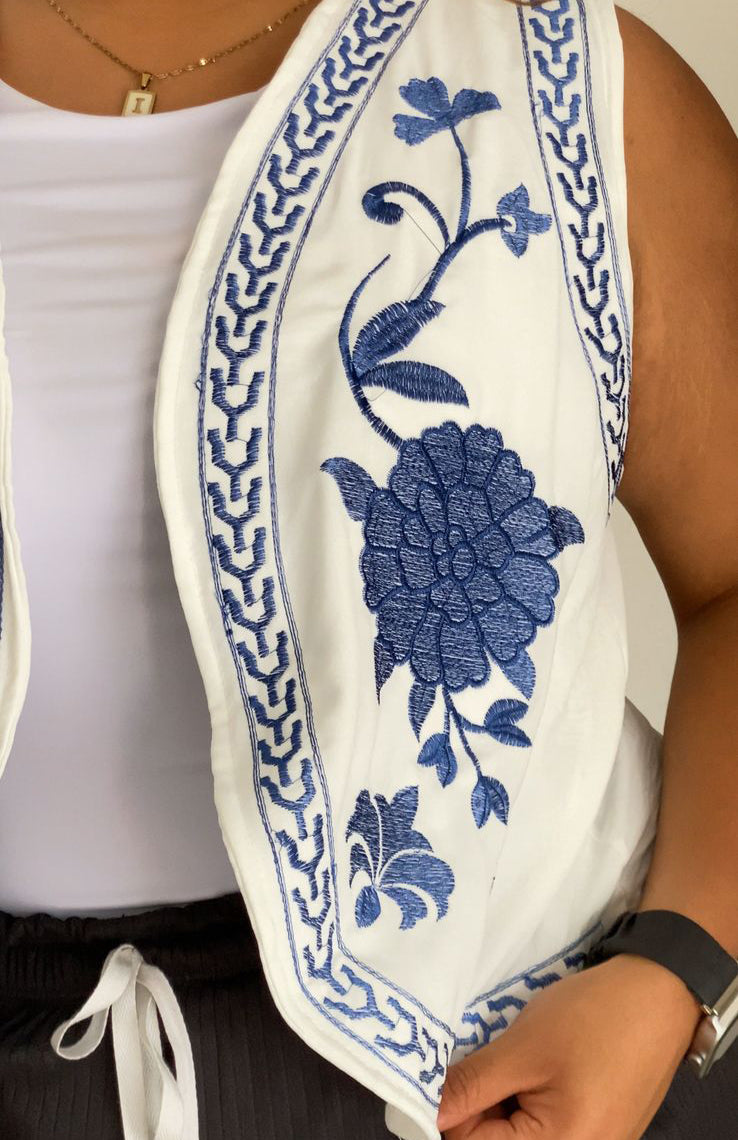 Chaleco Bordado blanco | Elegancia y Estilo Atemporal
