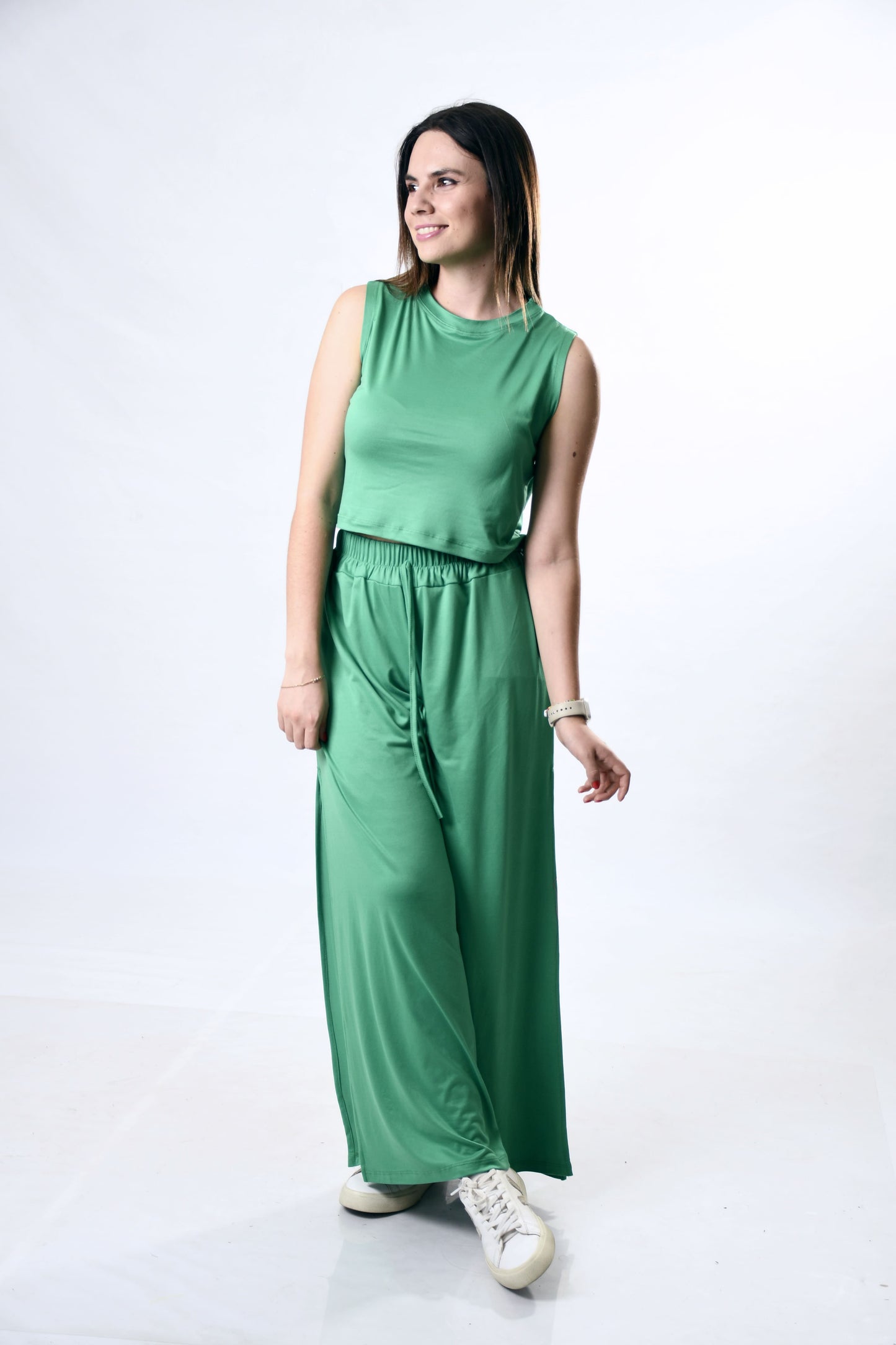 Conjunto pantalón fluido con abertura y top unitalla – Estilo y Comodidad para Todas las Siluetas