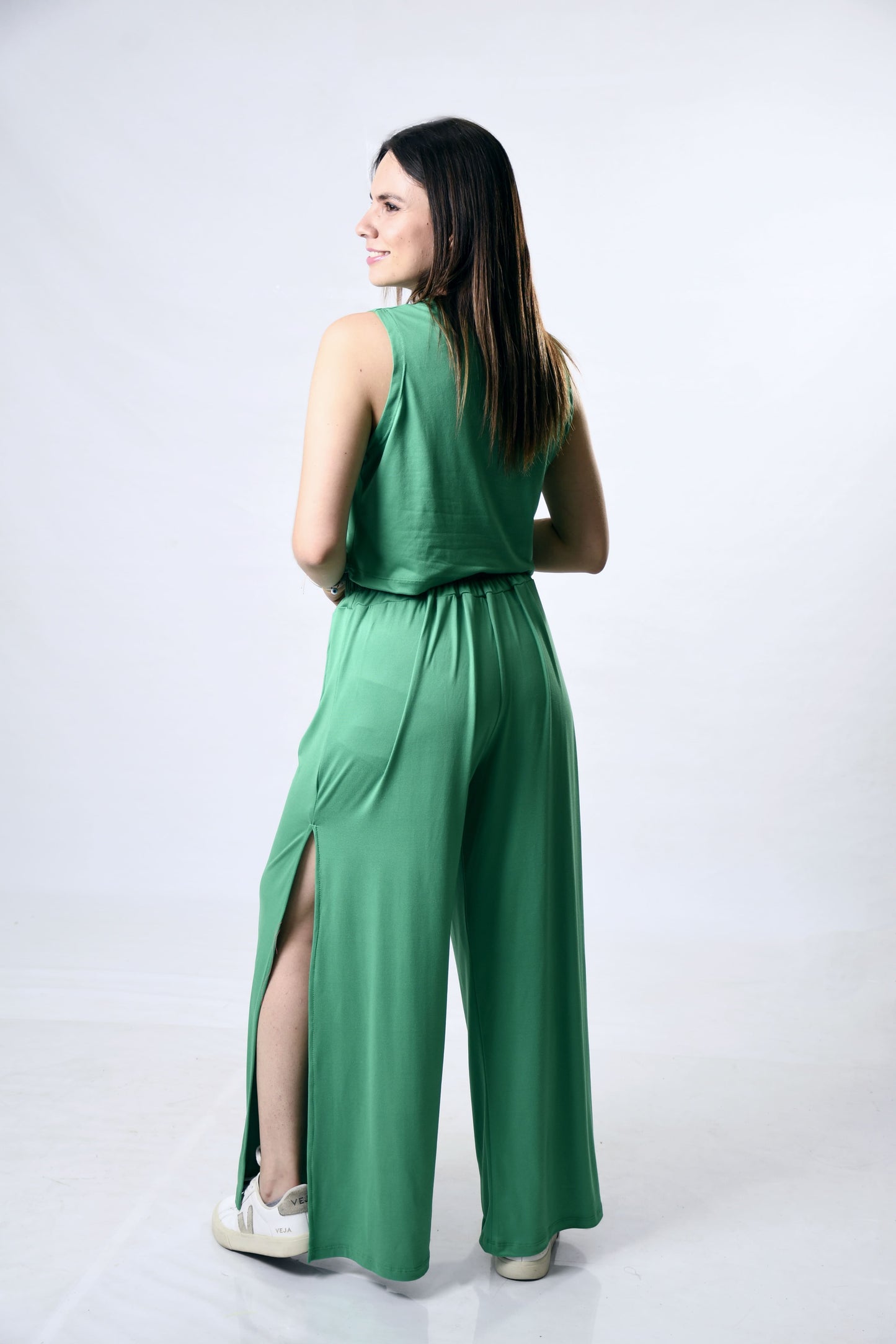 Conjunto pantalón fluido con abertura y top unitalla – Estilo y Comodidad para Todas las Siluetas