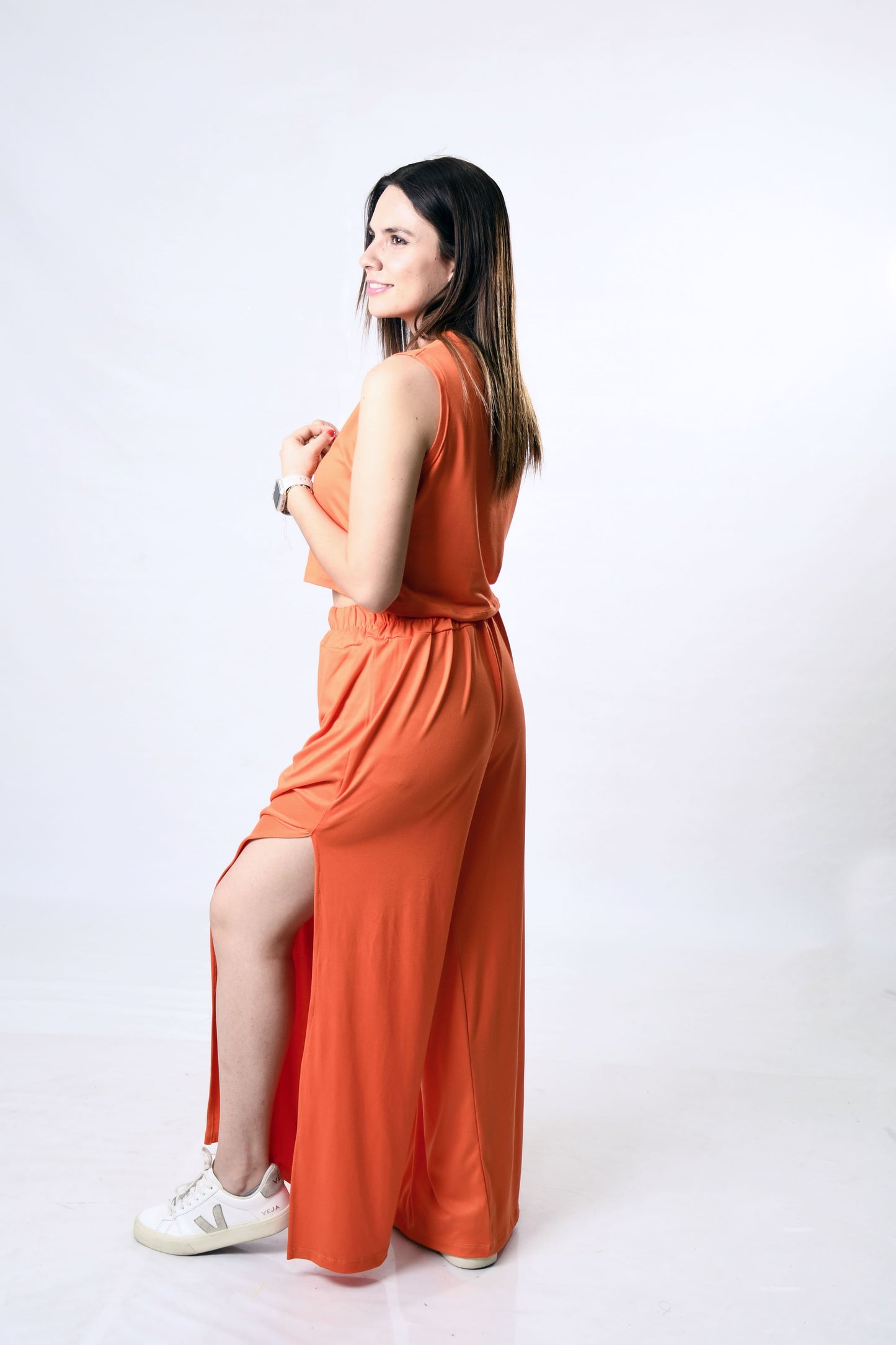 Conjunto pantalón fluido con abertura y top unitalla – Estilo y Comodidad para Todas las Siluetas