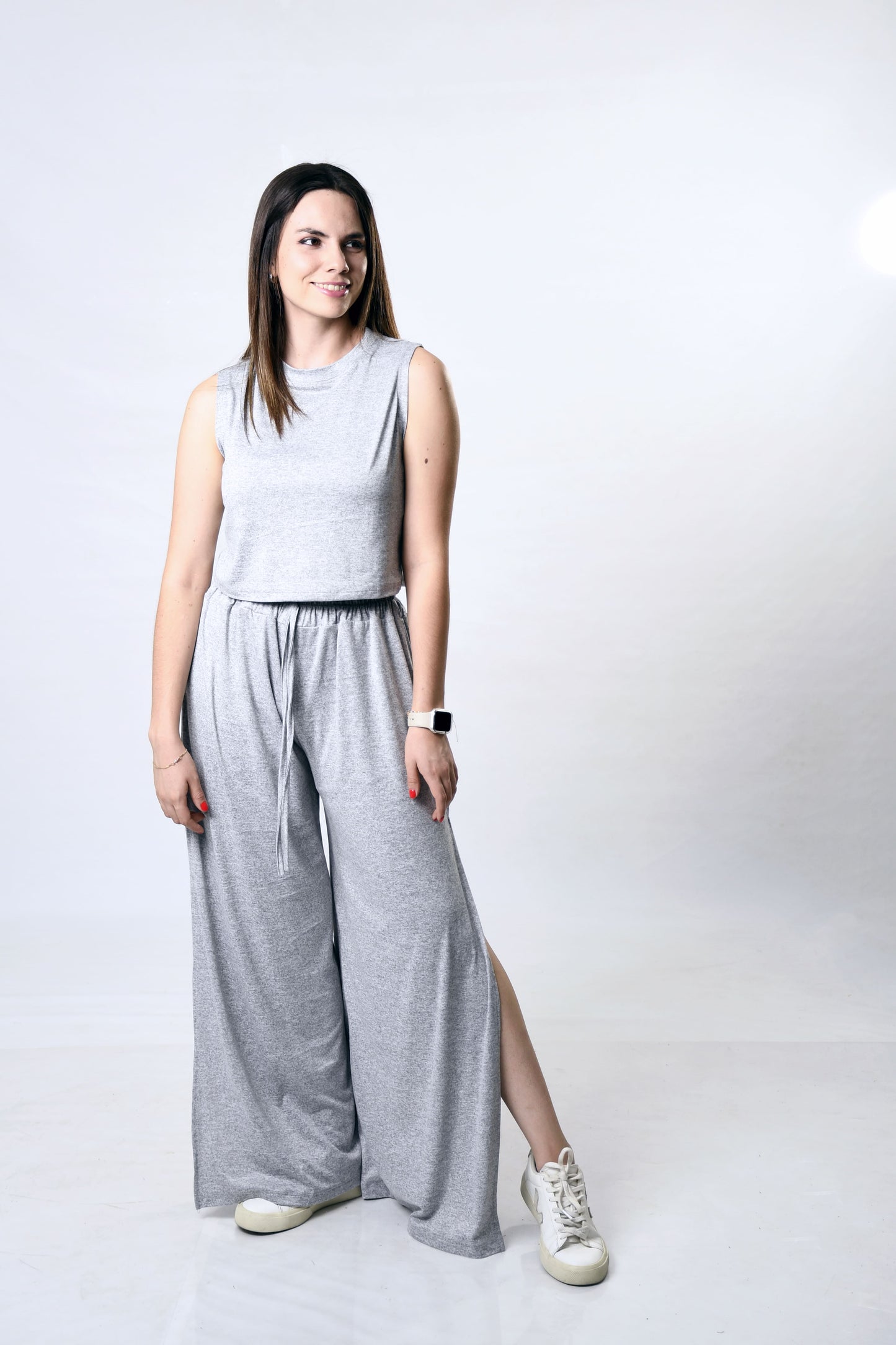 Conjunto pantalón fluido con abertura y top unitalla – Estilo y Comodidad para Todas las Siluetas