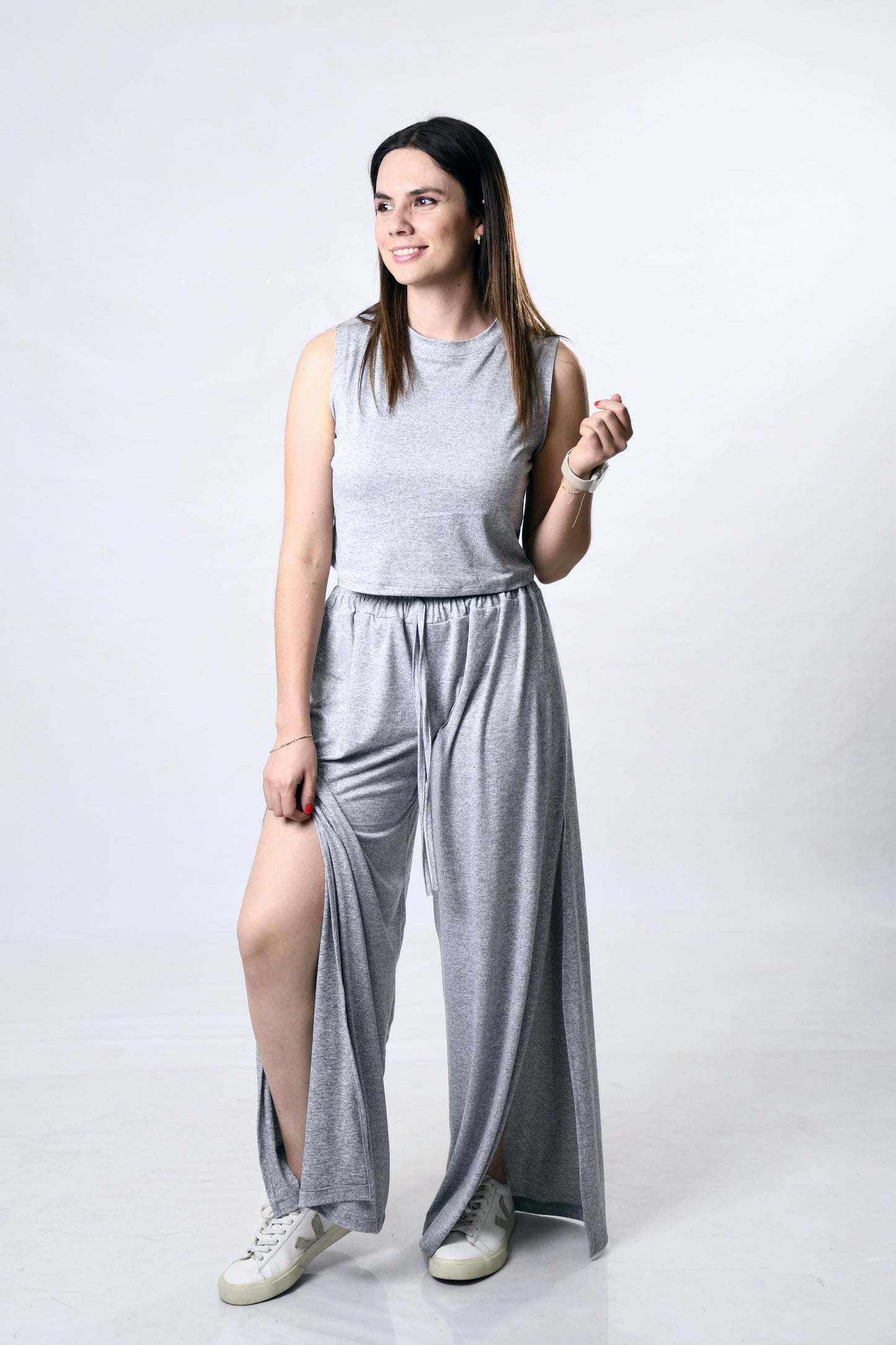 Conjunto pantalón fluido con abertura y top unitalla – Estilo y Comodidad para Todas las Siluetas