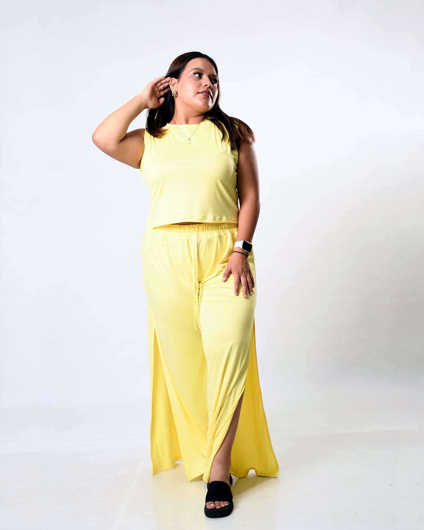 Conjunto Pantalón Fluido con Abertura y Top Talla Grande – Estilo y Comodidad