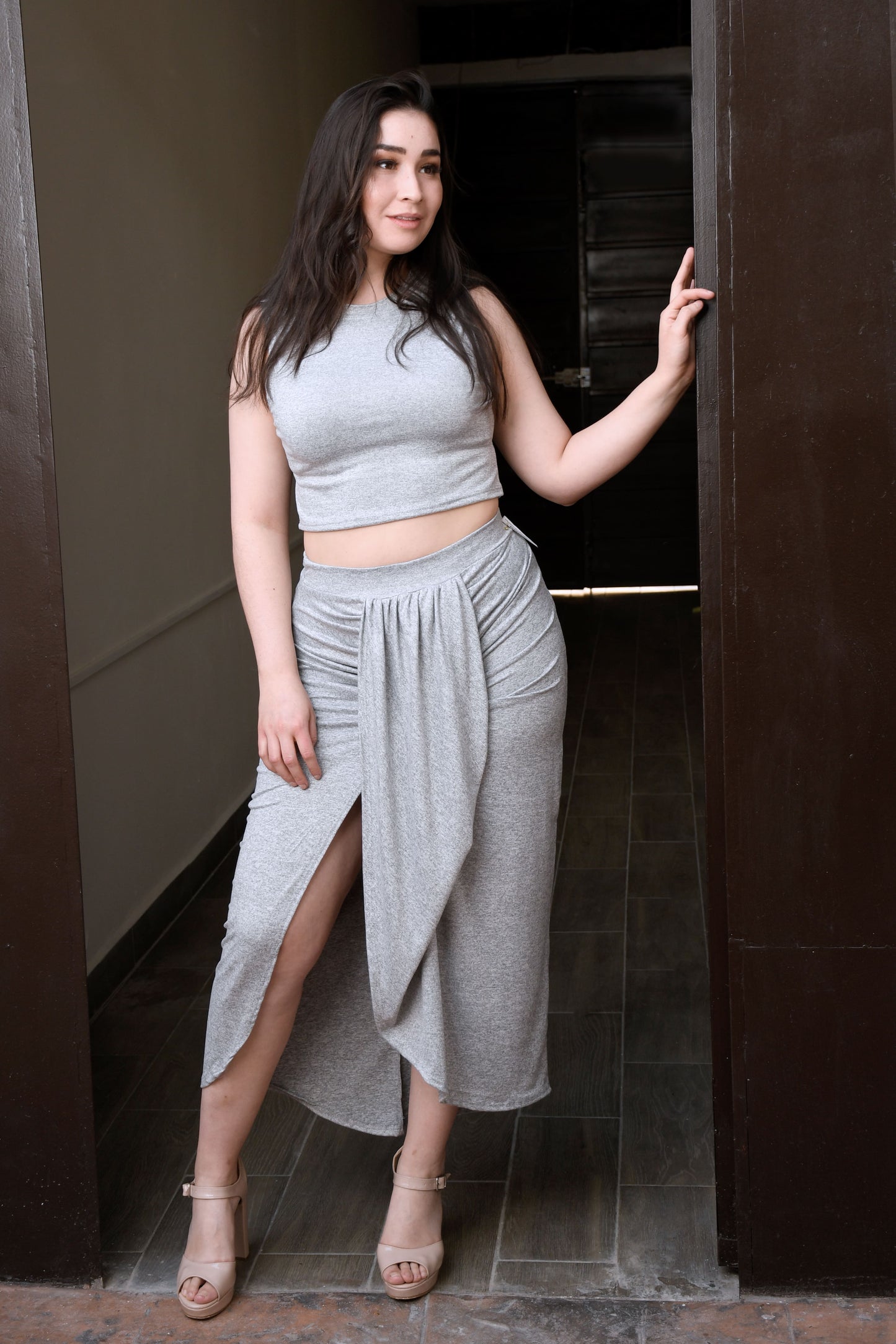 Conjunto de top de tirantes anchos y falda maxi con nudo para mujer – Estilo y Confort en un Solo Look