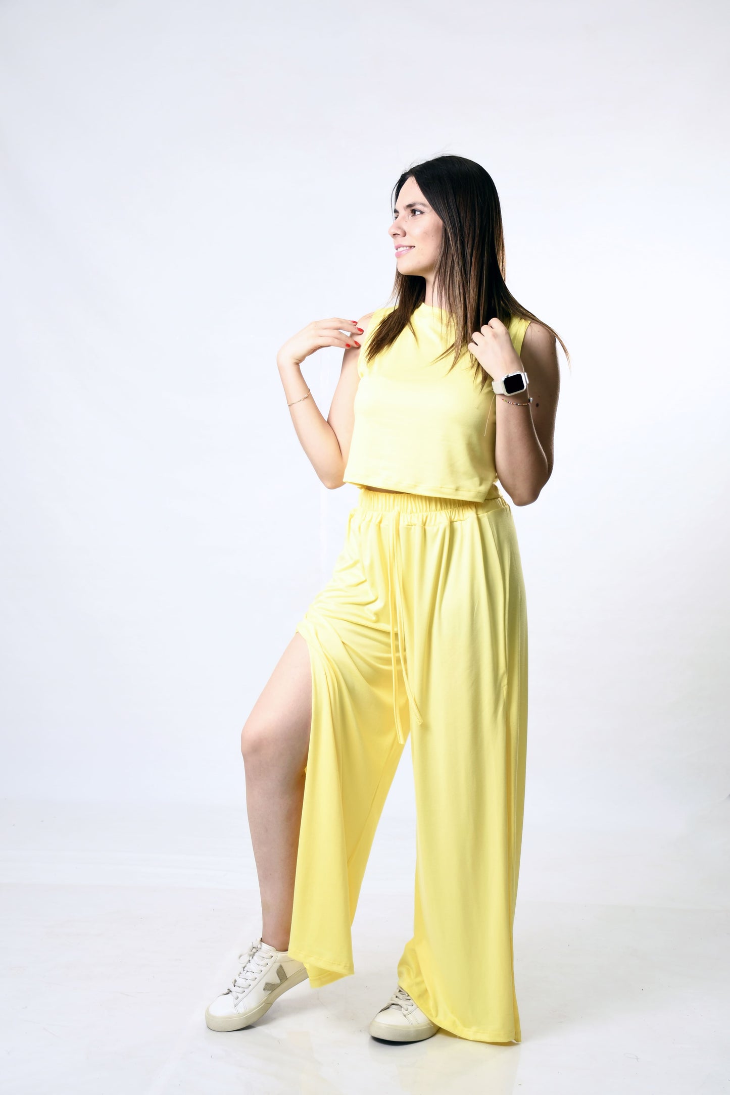 Conjunto pantalón fluido con abertura y top unitalla – Estilo y Comodidad para Todas las Siluetas
