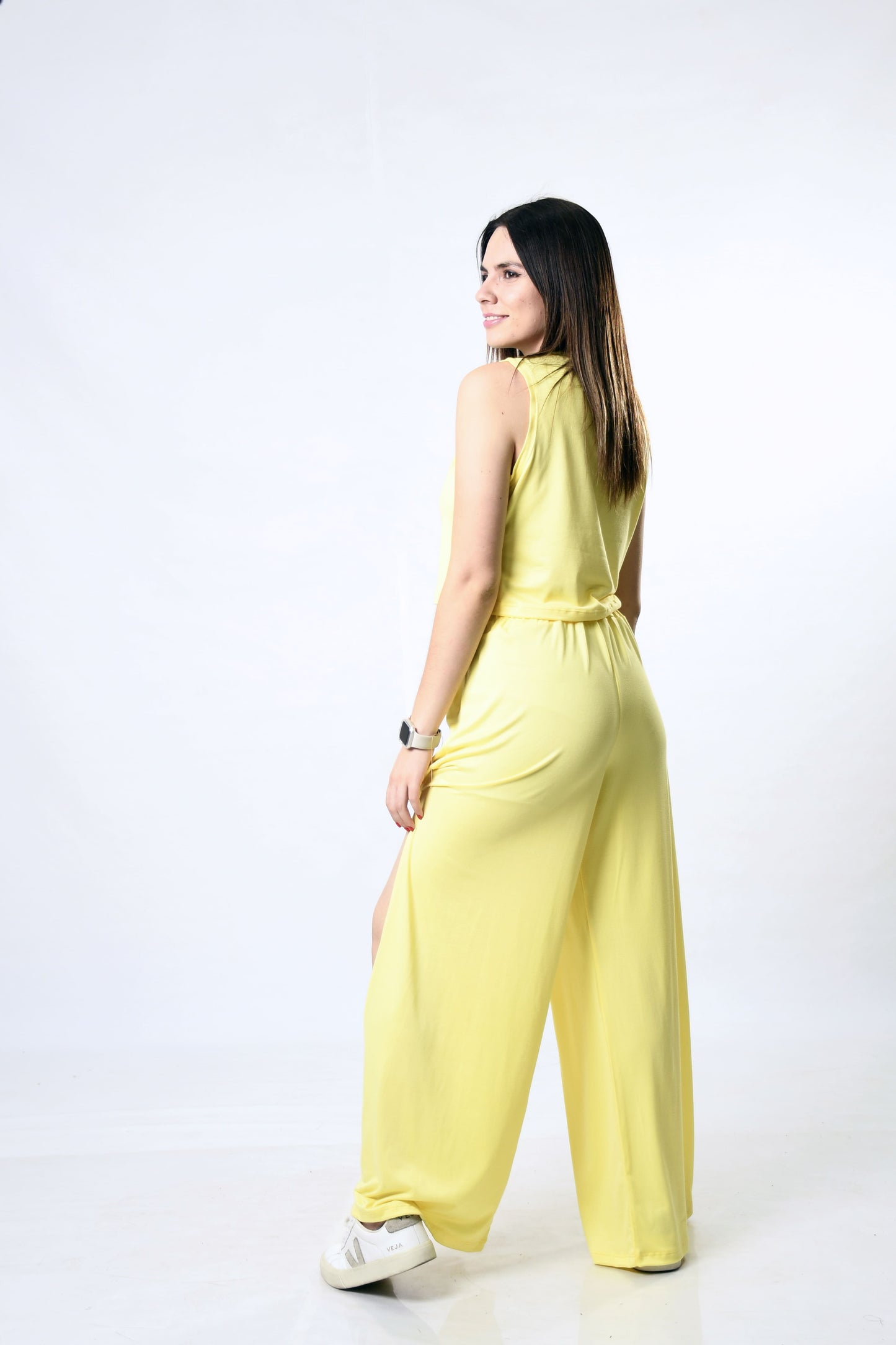 Conjunto pantalón fluido con abertura y top unitalla – Estilo y Comodidad para Todas las Siluetas