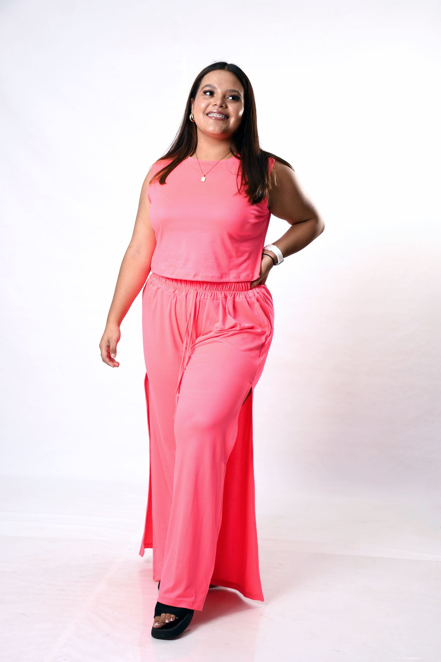 Conjunto Pantalón Fluido con Abertura y Top Talla Grande – Estilo y Comodidad