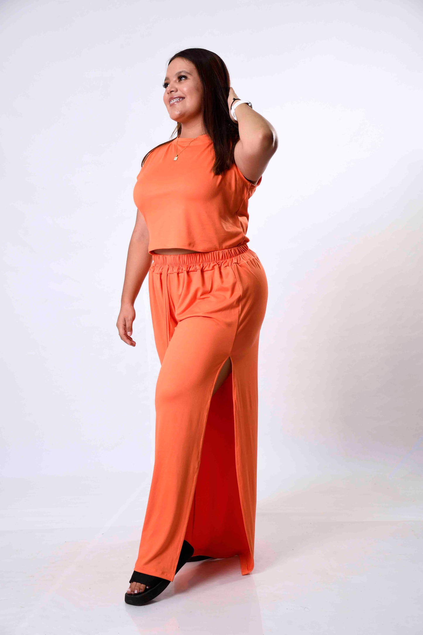 Conjunto Pantalón Fluido con Abertura y Top Talla Grande – Estilo y Comodidad