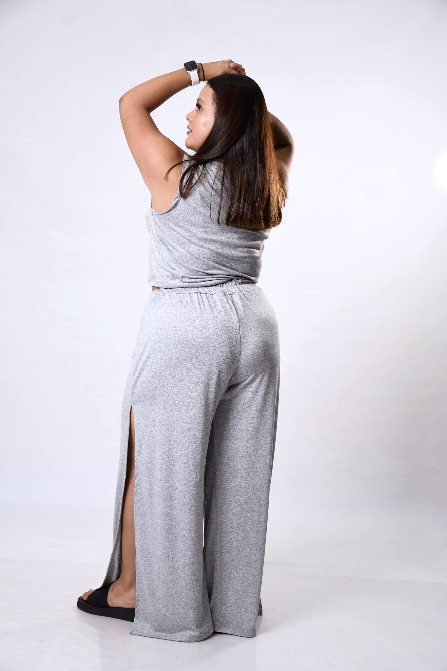 Conjunto Pantalón Fluido con Abertura y Top Talla Grande – Estilo y Comodidad