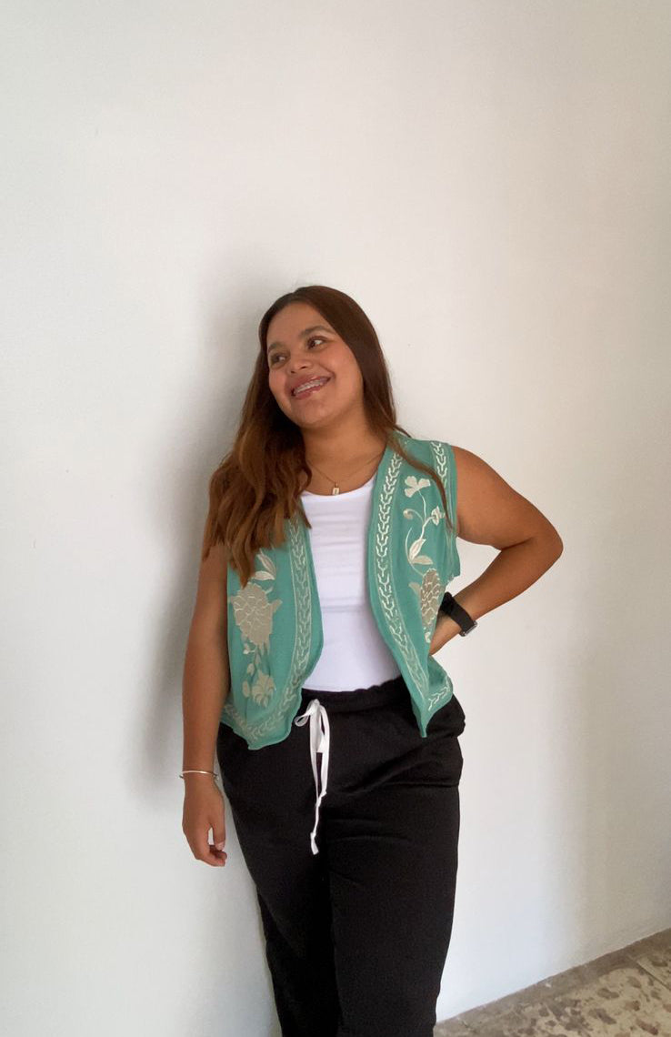 Chaleco Bordado Verde | Elegancia y Estilo Atemporal