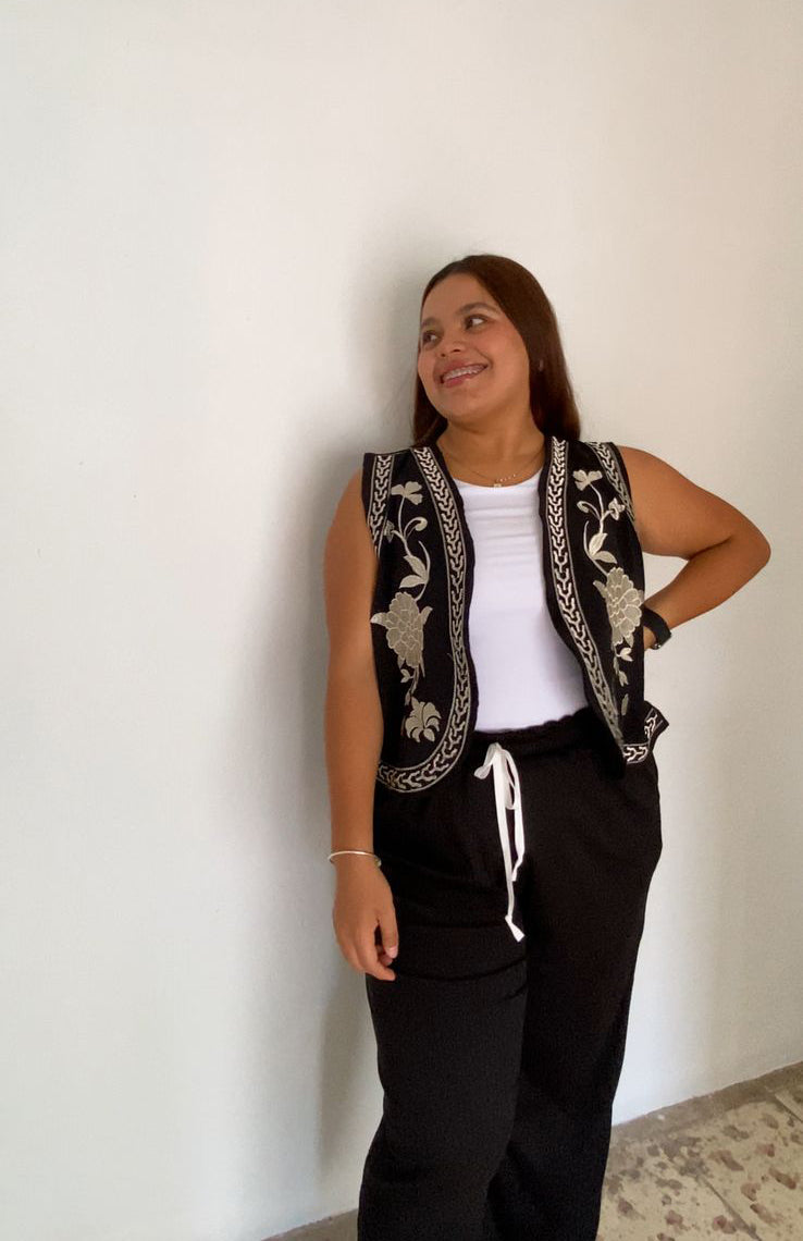 Chaleco Negro Bordado | Elegancia y Estilo Atemporal