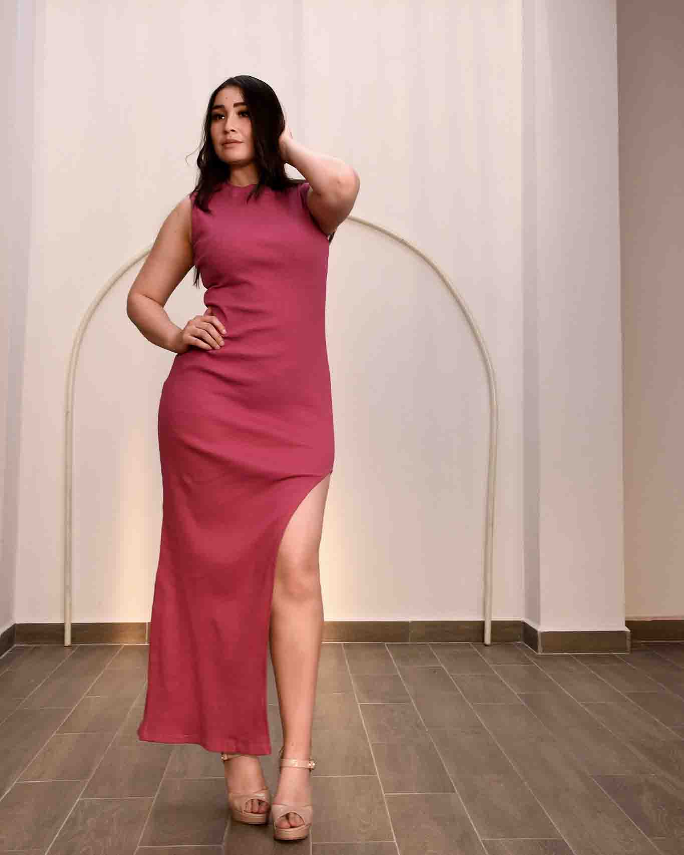 Vestido Sencillo con Abertura en Pierna | Elegancia Minimalista