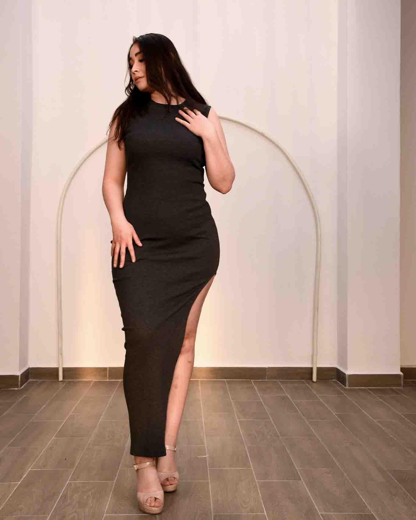 Vestido Sencillo con Abertura en Pierna | Elegancia Minimalista