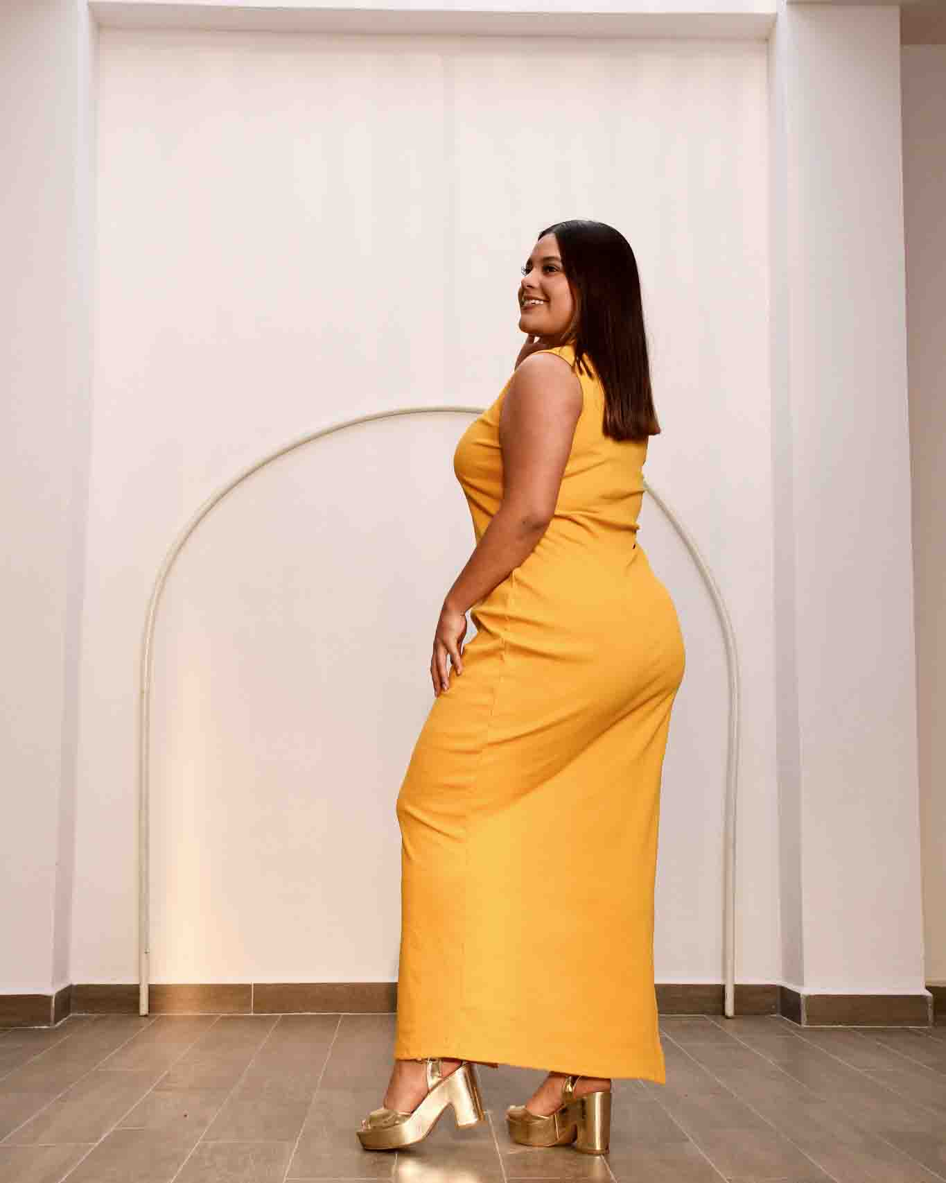 Vestido Sencillo con Abertura en Pierna | Elegancia Minimalista