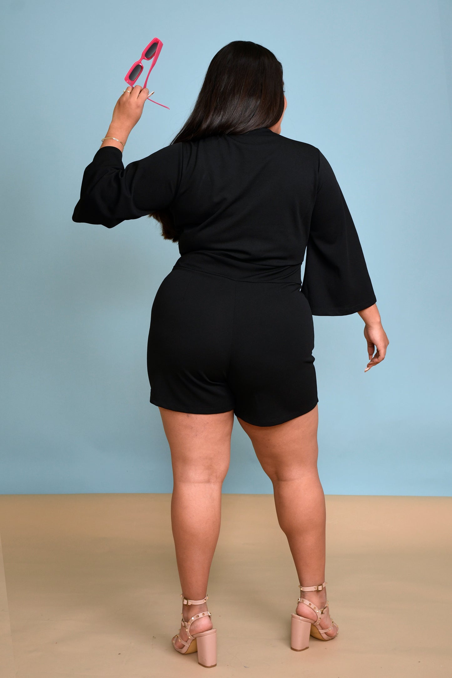 Jumpsuit Corto Escote en V – Elegancia para Cualquier Ocasión