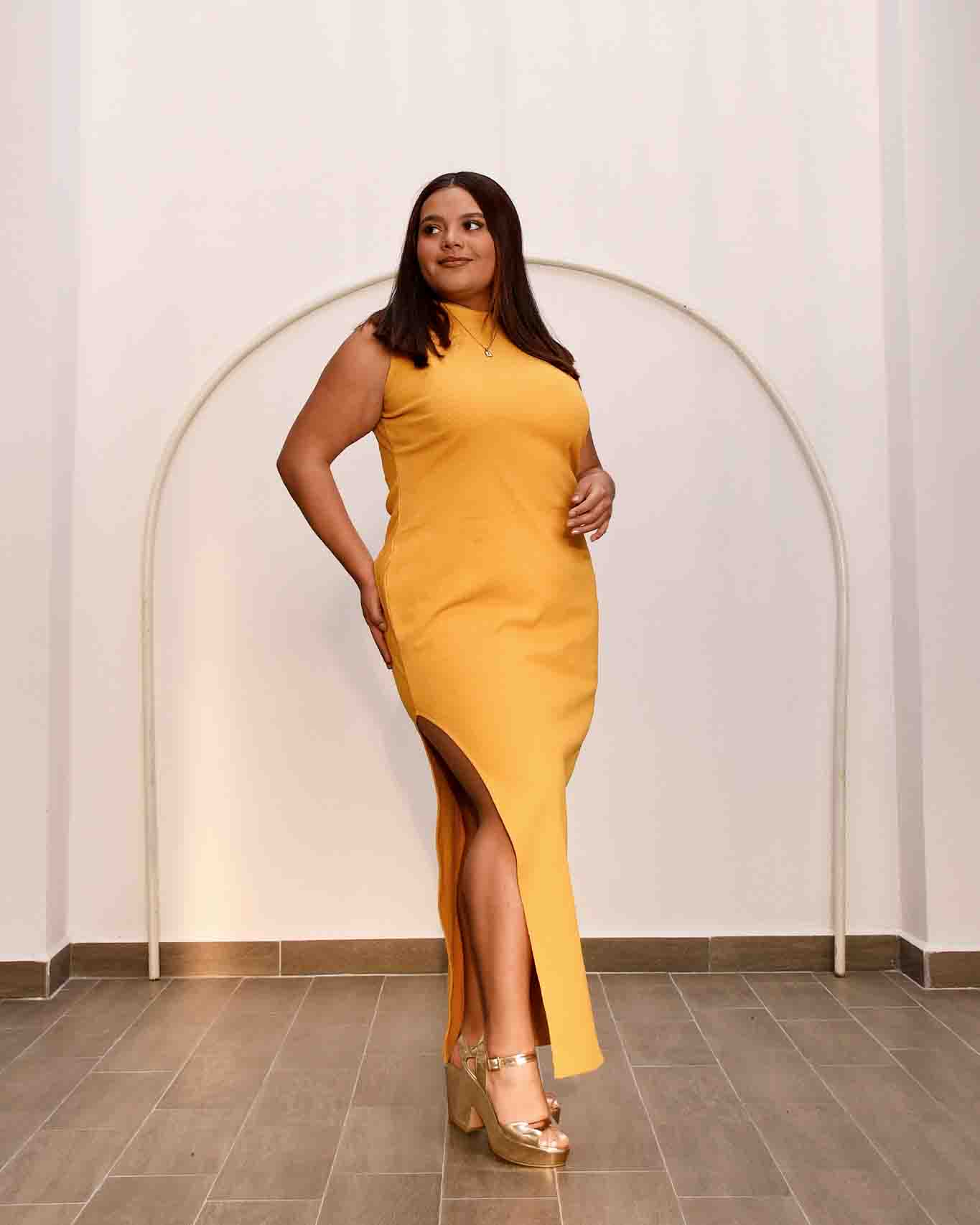 Vestido Sencillo con Abertura en Pierna | Elegancia Minimalista