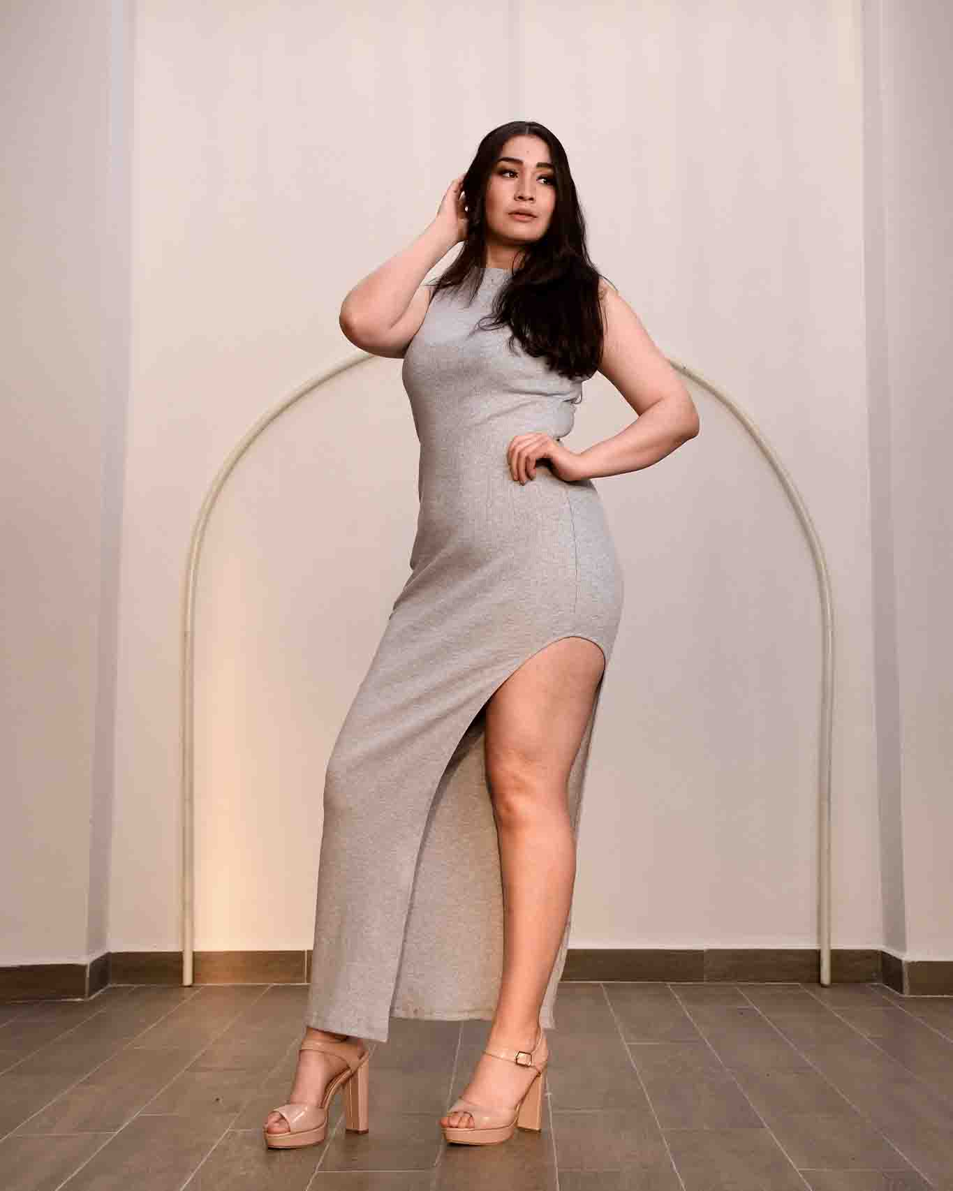 Vestido Sencillo con Abertura en Pierna | Elegancia Minimalista