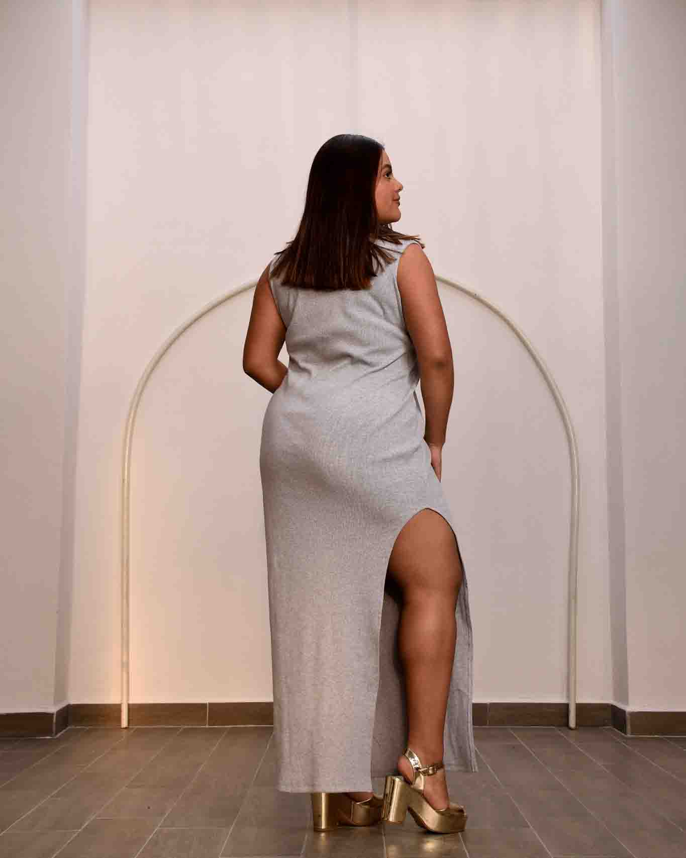 Vestido Sencillo con Abertura en Pierna | Elegancia Minimalista