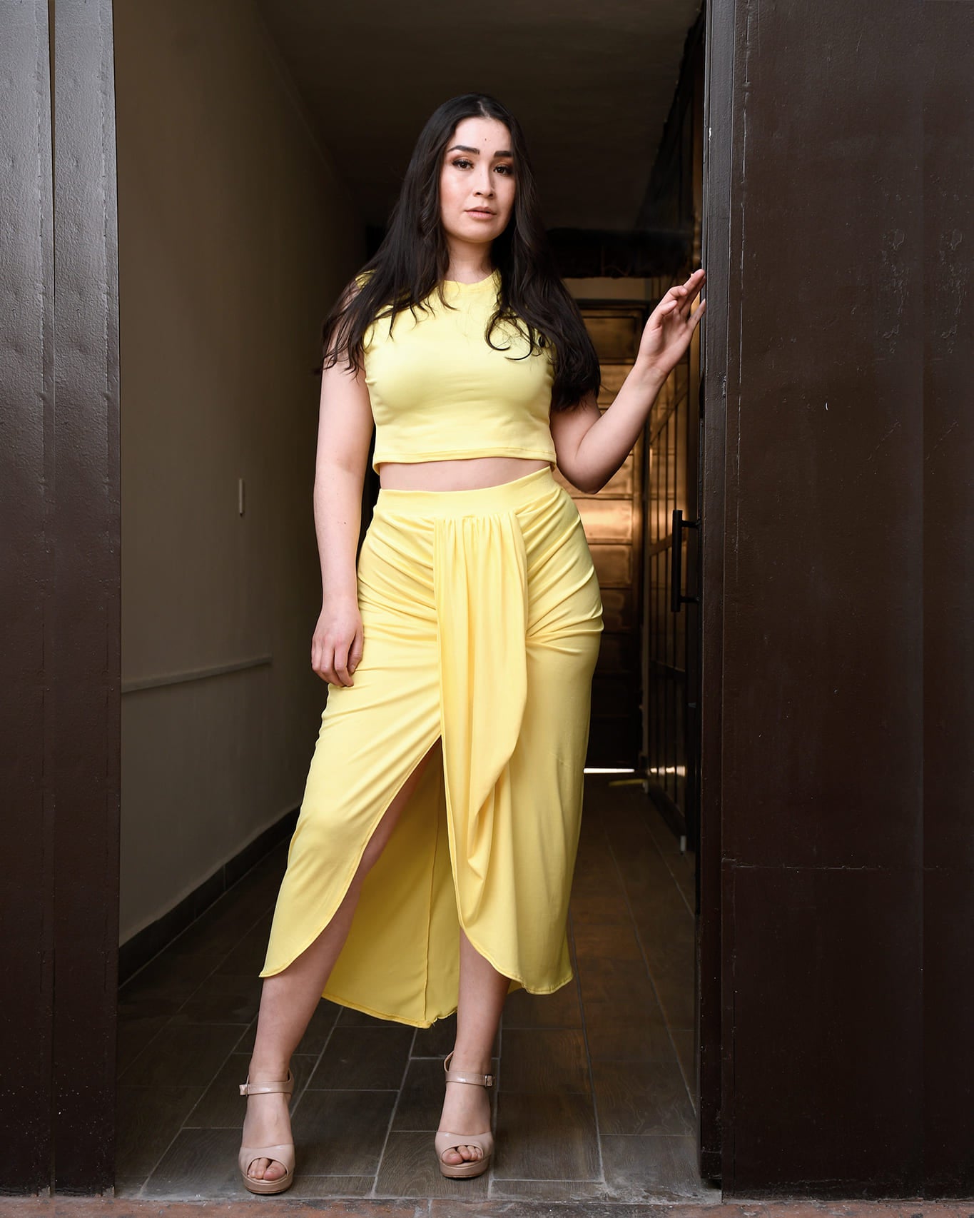 Conjunto de top de tirantes anchos y falda maxi con nudo para mujer – Estilo y Confort en un Solo Look
