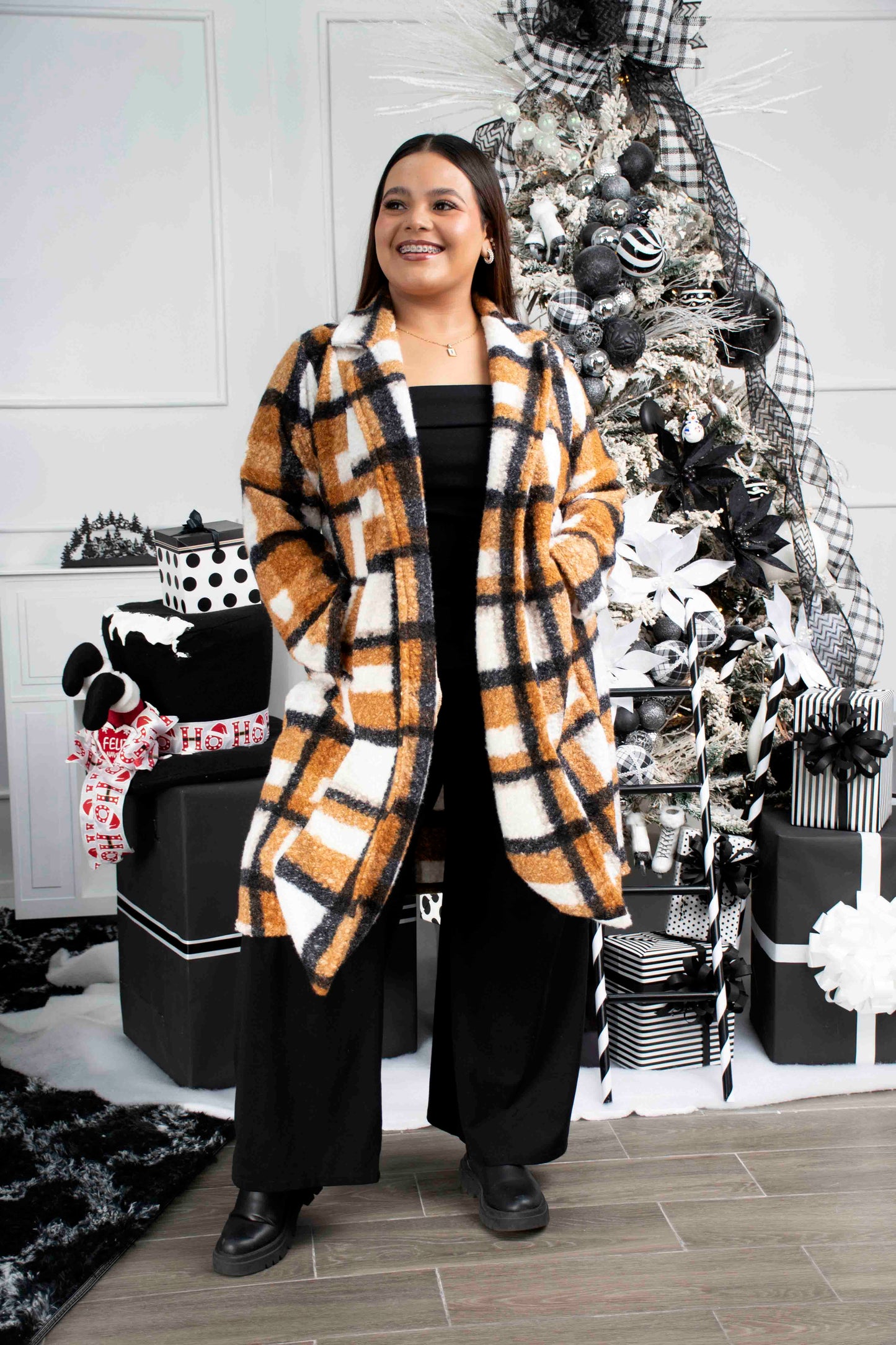 Abrigo Largo de Tela a Cuadros Oversize | Estilo para Mujeres con Curvas