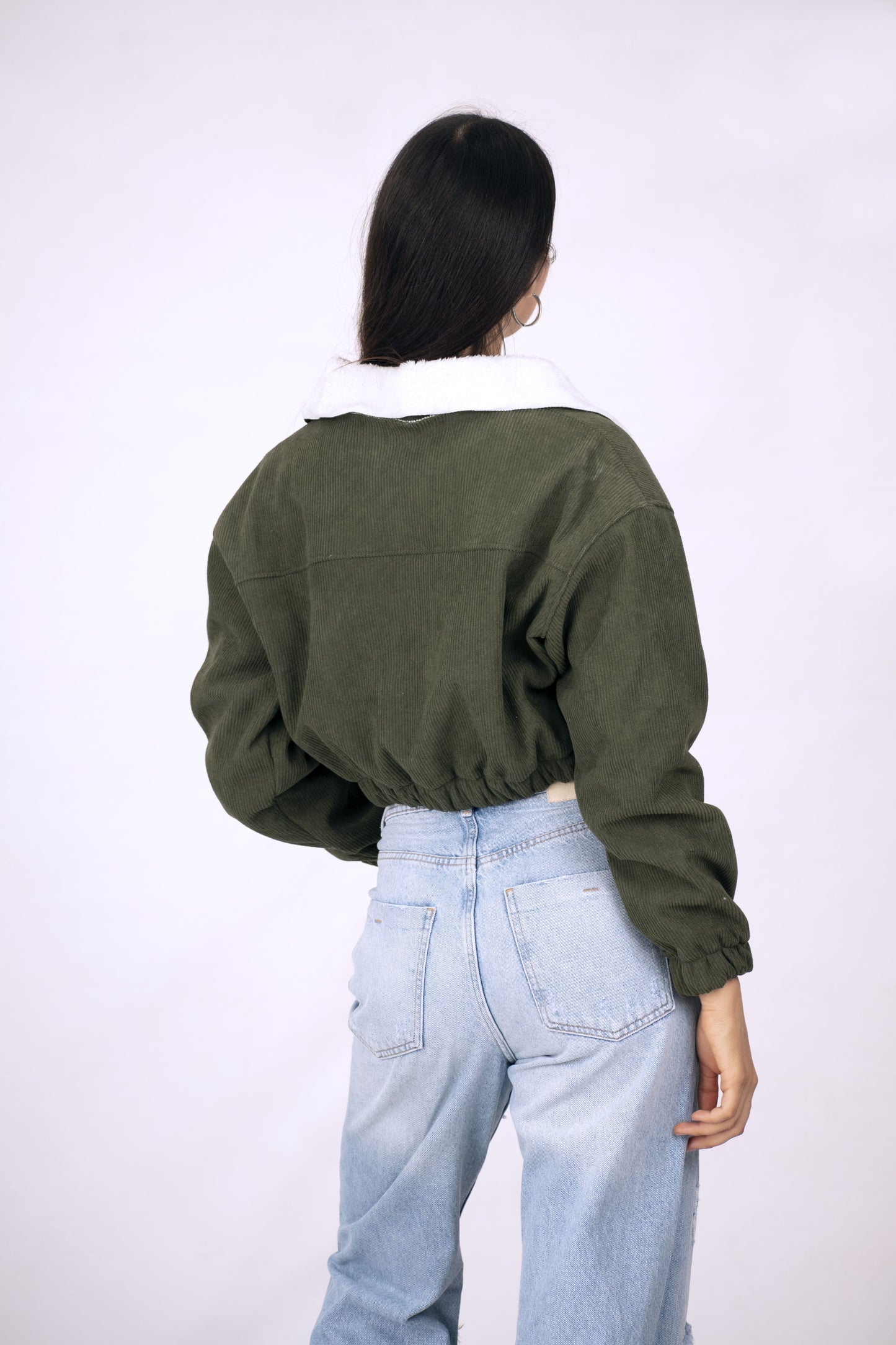 Cazadora Cropped con Cuello Borreguita para Mujer - Estilo y Confort