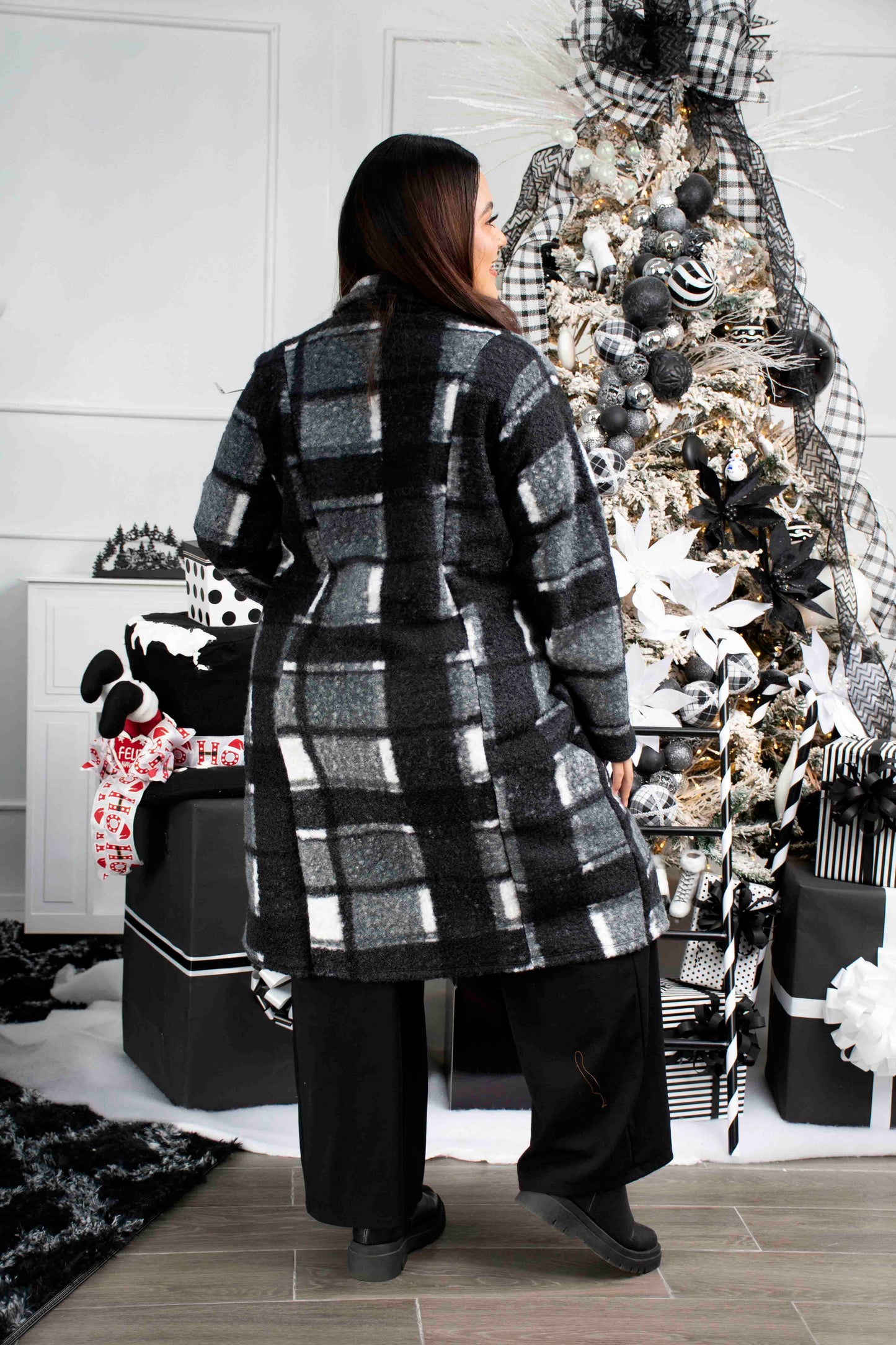 Abrigo Largo de Tela a Cuadros Oversize | Estilo para Mujeres con Curvas