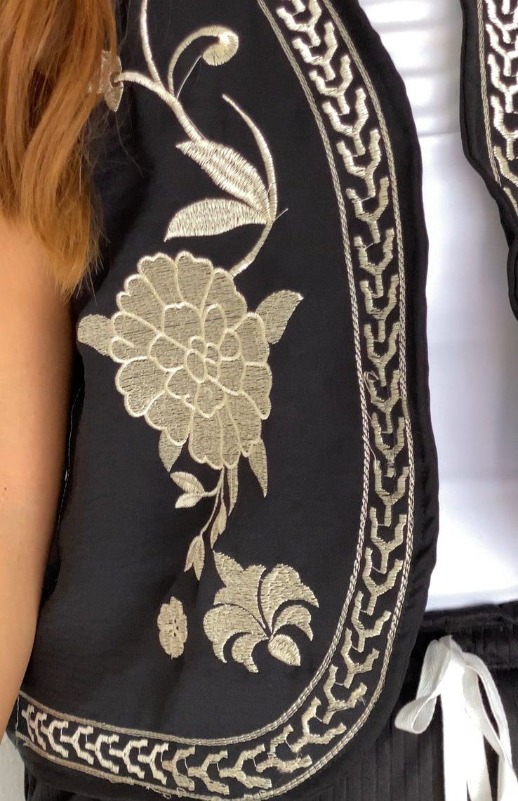 Chaleco Negro Bordado | Elegancia y Estilo Atemporal