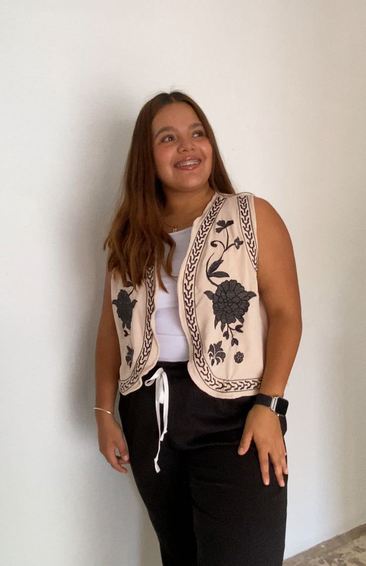 Chaleco Bordado blanco | Elegancia y Estilo Atemporal