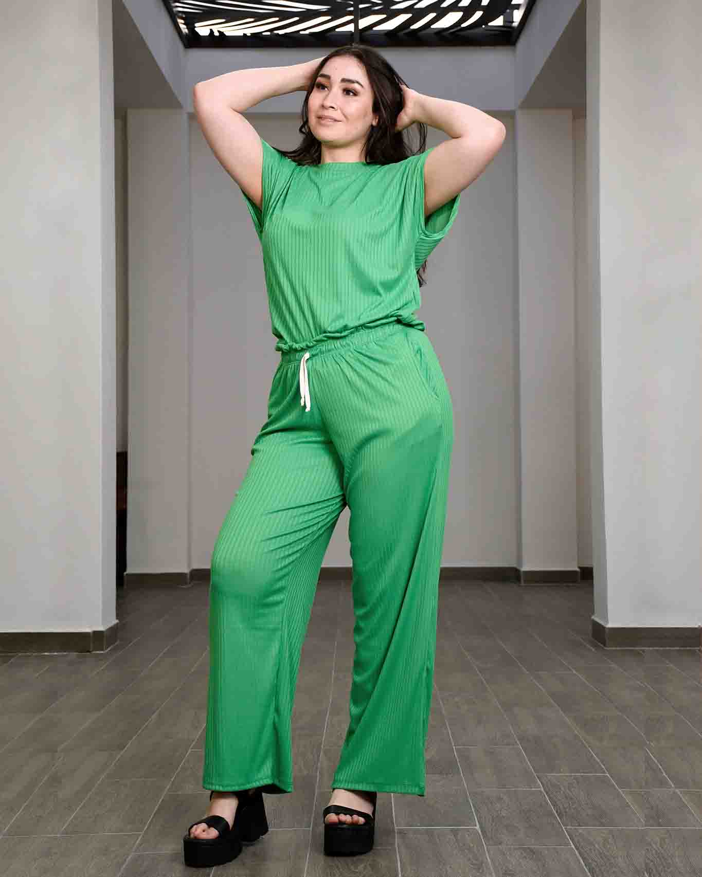 Conjunto de Pantalón y Blusa en Tela Fluida Oversize | Elegancia y Confort